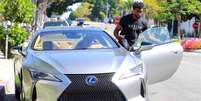 Chadwick Boseman com um de seus Lexus: única paixão cara revelada pelo ator era por carros luxuosos   Foto: Youtube / Reprodução