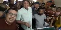 Presidente Jair Bolsonaro joga sinuca e causa aglomeração em bar na cidade Missão Velha, no Ceará  Foto: Twitter / Reprodução / Estadão