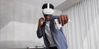 Oculus Quest 2, a segunda versão do dispositivo de realidade virtual do Facebook  Foto: Facebook Newsroom / Reprodução