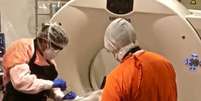 A equipe da FMUSP usa a autópsia minimamente invasiva guiada por ultrassom, um método que permite coletar tecidos com uma agulha, sem a abertura do corpo e com mínimos riscos de contaminação  Foto: FMUSP / BBC News Brasil