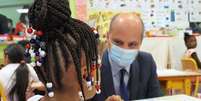 O ministro de educação da França, Jean-Michel Blanquer, visitou escolas na época da reabertura  Foto: EPA / BBC News Brasil