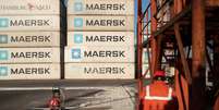 Cont&ecirc;ineres da Maersk em centro de log&iacute;sticas em Tianjin, na China. 12 de dezembro de 2019.  REUTERS/Yilei Sun  Foto: Reuters
