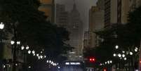 Fumaça dos incêndios da Amazônia e uma frente fria fizeram com que São Paulo ficasse escura na tarde de 19 de agosto do ano passado  Foto: JORGE ARAUJO/FOTOSPUBLICAS / BBC News Brasil