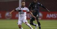 Agora contra o Barcelona, do Equador, Flamengo contará com a habilidade de Everton Ribeiro (de branco) na Libertadores mesmo após desfalques (Foto: AFP)  Foto: LANCE!