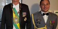 O presidente Jair Bolsonaro e o tenente-coronel Mauro Cesar Barbosa Cid  Foto: PR/Reprodução Facebook / Estadão