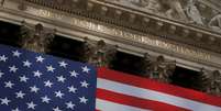 Bandeira dos EUA vista do lado de fora da Bolsa de Valores de Nova York (NYSE), 21 de setembro de 2020. REUTERS/Andrew Kelly  Foto: Reuters