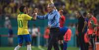 Tite e Neymar se cumprimentam durante amistoso do Brasil (Foto: Pedro Martins/MoWA Press)  Foto: Lance!