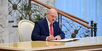 Presidente de Belarus, Alexander Lukashenko, assina documento durante cerim&ocirc;nia de posse
23/09/2020
Andrei Stasevich/BelTA/Handout via REUTERS  Foto: Reuters