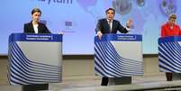 Comissários da UE Margaritis Schinas (meio) e Ylva Johannson (dir.) apresentam novo pacto de migração  Foto: DW / Deutsche Welle