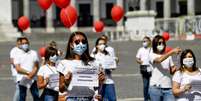 Flash mob de trabalhadores da saúde em Nápoles, sul da Itália  Foto: ANSA / Ansa - Brasil