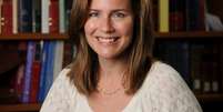 Ju&iacute;za Amy Coney Barrett, professora de direito da Universidade Notre Dame, posa em uma fotografia sem data obtida na Universidade Notre Dame em 19 de setembro de 2020
Matt Cashore/Notre Dame University/Divulga&ccedil;&atilde;o via REUTERS  Foto: Reuters