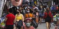 Cosumidores fazem compras em rua comercial do Rio de Janeiro em meio a surto de Covid-19
16/09/2020
REUTERS/Ricardo Moraes  Foto: Reuters