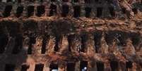 Sepultadores cavam covas no cemitério de Vila Formosa, em São Paulo, em meio à pandemia de covid-19
08/08/2020 REUTERS/Amanda Perobelli  Foto: Reuters