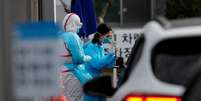 Profissional de saúde se prepara para colher amostra para teste de detecção de Covid-19 em Daegu, na Coreia do Sul
03/03/2020 REUTERS/Kim Kyung-Hoon  Foto: Reuters