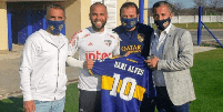 Daniel Alves recebeu a camisa da equipe de Buenos Aires das mãos de executivos do clube (Foto: Reprodução)  Foto: Gazeta Esportiva