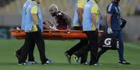 Gabigol lesionou o tornozelo direito e reclamou do gramado do Maracanã  Foto: Silvia Izquierdo / Reuters