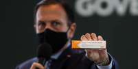 Governador Joao Doria segura caixa com a vacina da Sinovac
21/07/2020
REUTERS/Amanda Perobelli  Foto: Reuters
