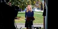 Secretária de imprensa da Casa Branca, Kayleigh McEnany, fala com jornalistas em Washington após presidente Donald Trump ter teste positivo para Covid-19
02/10/2020 REUTERS/Joshua Roberts  Foto: Reuters