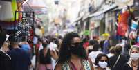 Pessoas caminham em rua comercial popular no Rio de Janeiro
16/09/2020
REUTERS/Ricardo Moraes  Foto: Reuters
