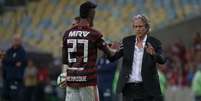 Bruno Henrique cumprimenta Jorge Jesus: atacante brilhou com o Mister no Fla (Foto: Alexandre Vidal / Flamengo)  Foto: LANCE!