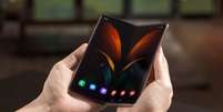 Poss&iacute;vel sucessor de Galaxy Z Fold 2 (foto), Galaxy Z Fold 3 deve ter c&acirc;mera sob a tela  Foto: Tecnoblog