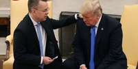 Donald Trump com o pastor cristão evangélico Andrew Brunson orando no Salão Oval em 2018. Brunson passou dois anos em uma prisão turca sob acusação de espionagem e terrorismo  Foto: Getty Images / BBC News Brasil