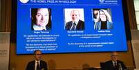 Anúncio dos vencedores do Nobel de Física em 2020  Foto: EPA / Ansa - Brasil