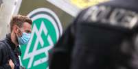 Policiais vigiam &aacute;rea em frente da sede da Federa&ccedil;&atilde;o Alem&atilde; de Futebol (DFB) , em Frankfurt
07/10/2020
REUTERS/Kai Pfaffenbach  Foto: Reuters