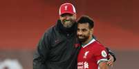 Klopp e Salah se abraçam após vitória do Liverpool  Foto: Shaun Botterill / Reuters
