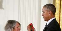Louise Gluck recebe homenagem de Barack Obama em 2015  Foto: Gary Cameron / Reuters
