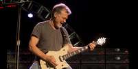 Eddie Van Halen tocando em show no Texas, em setembro de 2015  Foto: WENN