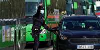 Policial espanhol conversa com pessoas em um carro em um dos postos de controle em meio a um lockdown parcial em Madri
09/10/2020
REUTERS/Juan Medina  Foto: Reuters