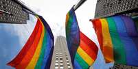 Bandeiras do arco-íris no Rockfeller Center, em Nova York
26/06/2020 REUTERS/Mike Segar  Foto: Reuters