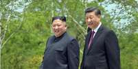 Presidente chinês, Xi Jinping, e líder da Coreia do Norte, Kim Jong Un, em Pyongyang
21/06/2019
KCNA via REUTERS  Foto: Reuters