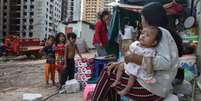 Piora no indicador pode elevar o percentual da população global nessas condições a 9,4%; acima, pessoas vivendo na pobreza no Camboja  Foto: Getty Images / BBC News Brasil