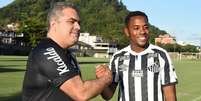 Presidente do Santos, Orlando Rollo, posa ao lado de&nbsp;Robinho  Foto: Reprodu&ccedil;&atilde;o/ Twitter Santos FC / Estad&atilde;o