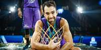 Vitor Benite com o troféu de campeão da Basketball Champions League  Foto: Basketball Champions League/Divulgação / Estadão