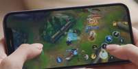 Em parceria inédita, o League of Legends, sucesso dos games, poderá ser jogado diretamente no iPhone 12   Foto: Apple/Reprodução / Estadão