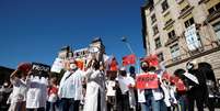 Médicos espanhóis participam de ato durante greve em Barcelona
13/10/2020
REUTERS/Albert Gea  Foto: Reuters