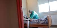 Médico trata de paciente com Covid-19 em hospital em Stains, na França
14/10/2020 REUTERS/Benoit Tessier  Foto: Reuters