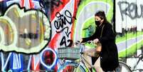 Mulher passeia de bicicleta por rua de Amsterdã, após governo holandês decretar novas medidas de combate ao coronavírus
14/10/2020
REUTERS/Piroschka van de Wouw  Foto: Reuters