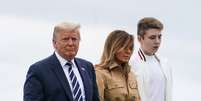 Presidente dos EUA, Donald Trump, ao lado da esposa, Melania, e do filho Barron
REUTERS/Sarah Silbiger  Foto: Reuters