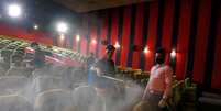 Funcionários sanitizam sala de cinema em Ahmedabad, na Índia
15/10/2020
REUTERS/Amit Dave  Foto: Reuters
