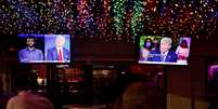 Restaurante de Tampa, na Flórida, com televisores ligados em eventos de Trump e Biden
15/10/2020
REUTERS/Octavio Jones  Foto: Reuters