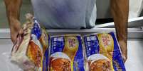 Funcion&aacute;rio da JBS empacota carne 
19/12/2017
REUTERS/Paulo Whitaker  Foto: Reuters
