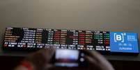 Homem fotografa telão com flutuações do mercado na bolsa paulista
21/03/2019
REUTERS/Nacho Doce  Foto: Reuters