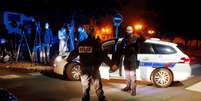 Policiais franceses patrulham área de Conflans Sainte-Honorine próximo ao local de ataque a professor
16/10/2020
REUTERS/Charles Platiau  Foto: Reuters