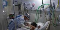 Profissional da saúde trata de paciente com Covid-19 em hospital no Rio de Janeiro (RJ) 
02/07/2020
REUTERS/Ricardo Moraes  Foto: Reuters