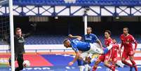 Richarlison, do Everton, acerta a trave do Liverpool  Foto: Laurence Griffiths / Reuters