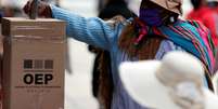 Boliviana vota em se&ccedil;&atilde;o eleitoral durante a elei&ccedil;&atilde;o presidencial em La Paz, Bol&iacute;via, 18 de outubro de 2020. REUTERS/Ueslei Marcelino  Foto: Reuters